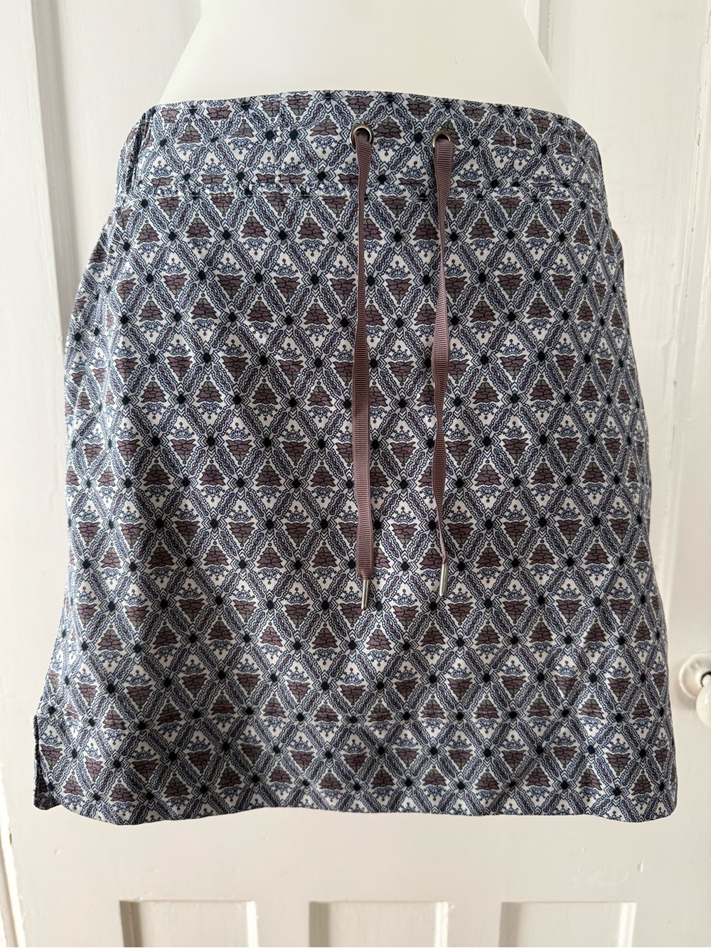 Athleta Mini Skirt in Navy and Gray Geometric Print Size 2